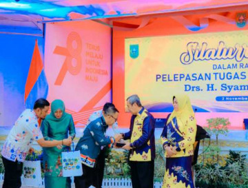 Hadiri Silaturahmi dalam Rangka Pelepasan Tugas Gubernur Riau, Pj Bupati Kampar Serahkan Cenderamata