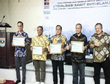 Drs. Yusri, M Si menjadi Pemateri Pada Temu Profesi dan Rembug Petani Sawit Nasional berkelanjutan
