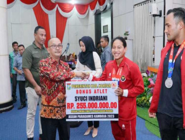 Pj Bupati Kampar Berikan Bonus Untuk Atlet yang Meraih Medali pada ASEAN Paragames Kamboja