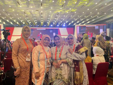 Ketua Dekranasda Kampar Deswita Kamsol Hadiri Puncak HUT Dekranas ke 43 di Medan