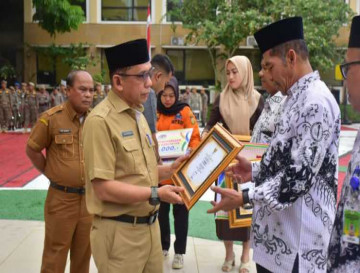 Pemkab Kampar Gelar Apel KesiapSiagaan Bencana dan Berikan Penghargaan ke Sekolah Peduli Lingkungan