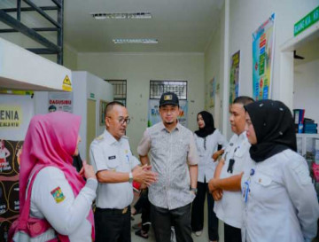 Pj Bupati Kampar bersama DPR RI Syahrul Aidi Ma’azat  Sidak Puskesmas Air Tiris