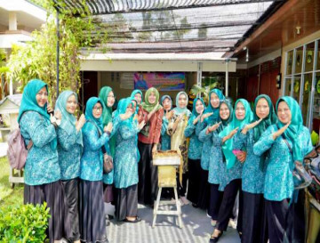 Bangga UMKM Madu Wilbi Mendunia, Yusi Firdaus Cicipi Madu Kelulut Langsung dari Sarang