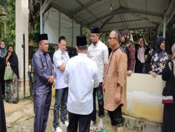 Pj Bupati Kampar H. Hambali dan Plh Sekda Kampar melayat ke rumah Almarhumah Hj. Nuraini Aziz Zainal