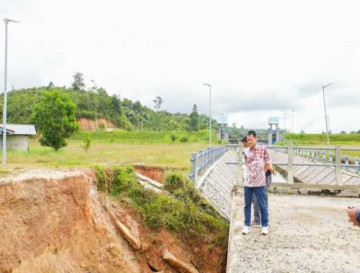 Tinjau Jembatan Embung Sungai Sonsang, Pj Bupati Kampar Hambali ;  Segera Perbaiki