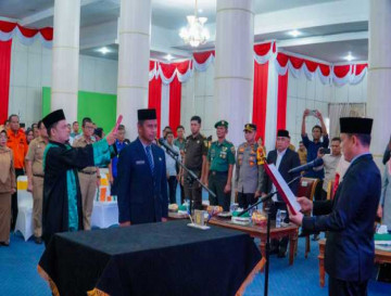 Pj Bupati Kampar Mengambil Sumpah dan Lantik Pj Sekda Kampar