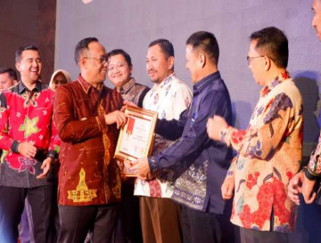 Pj Bupati Kampar H. Hambali SE, MBA, MH Terima Penghargaan Sidhakarya Tahun 2024