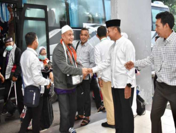 Pj Sekda Kampar Sambut 450 Jemaah Haji Kampar Di Batam. Pj Sekda Kampar Sambut 450 Jemaah Haji