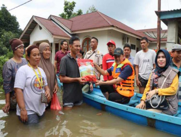 Tetapkan Kampar Sebagai Daerah Tanggap Darurat Bencana, PJ Bupati Kampar Sisir Wilayah Banjir