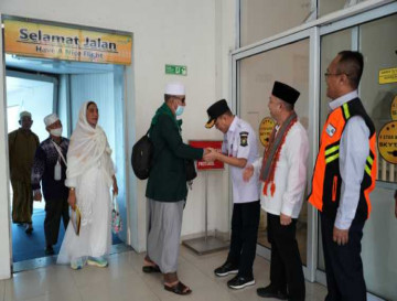 Jamaah Haji Kampar Kloter 10 di SSK II Pekanbaru, Pj Bupati  Alhamdulilah Kembali Dengan Selamat,