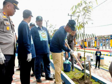 Asisten I Bidang Pemerintahan dan Kesra Setda Kampar Lakukan Tanam Pohon Peringati HAD ke-32