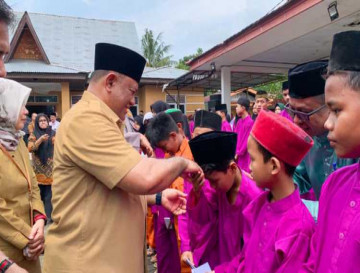Pj Sekda Kampar Berikan Santunan Sekaligus Menyambut Ramadhan 1445 H Di Desa Baru