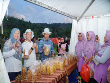 Semarakkan Festival Subayang, Pj. Ketua TP-PKK Kabupaten Kampar Bermalam di Desa Tanjung Belit