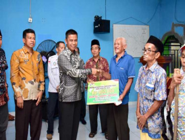 Serahkan BLT DD Triwulan III, Pj Sekda Kampar Berharap Kedepan Penerima BLT