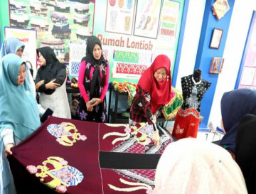 Buka Pelatihan Batik Berpola, Ketua Dekranasda Kab Kampar, Ricana Djayanti