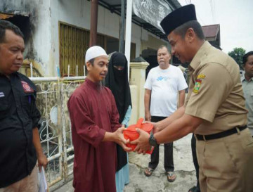 Pj Sekda Ahmad Yuzar Jenguk Korban Kebakaran  dan Serahkan Bantuan