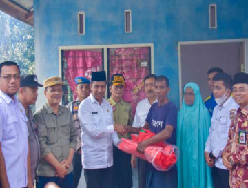Gerak Cepat, Pj Sekda Kampar Ahmad Yuzar Langsung Temui Korban Kebakaran Rumah dan serahkan Bantuan