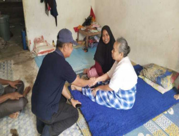 Pj Sekda Kampar Ahmad Yuzar Kunjungi Warga Desa Kebun Tinggi yang Alami Kebutaan Selama 5 Bulan