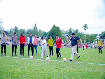 Tendangan Pertama Pj Bupati Kampar Hambali,  Tanda Dimulai Open Turnamen KLS Cup 2024