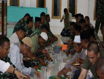 Warga Desa Tanjung Belit Selatan Jamu Tim Satgas TMMD Makan Malam Bersama.