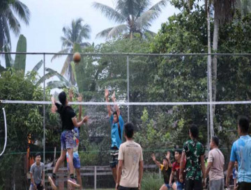 Kegiatan Olah Raga Bersama Sarana Berbagi Keceriaan Satgas TMMD dengan  Masyarakat.