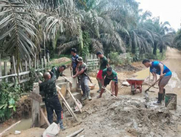 Pemasangan Gorong Jalan Desa Pulo Pencong - Desa Danau Sontul oleh Satgas TMMD Kodim 0313/KPR.