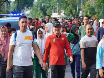Pj Bupati Kampar Hambali dan Ketua TP PKK Kabupaten Kampar Lepas Ribuan Peserta Jalan Santai