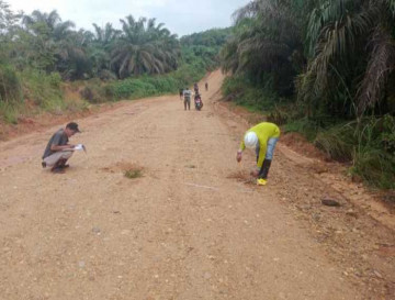 Anggota Satgas TMMD bersama Petugas PUPR Lakukan Uji Standarisasi Ketebalan Jalan.