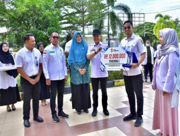 Jadi Pembina Apel Pagi di RSUD Bangkinang, Pj Bupati Kampar Hambali Serahkan