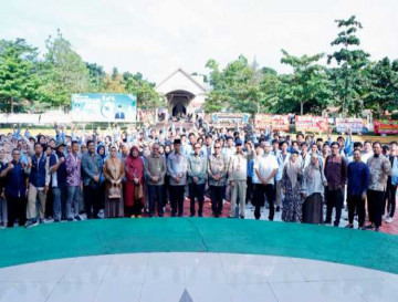 , Ahmad Yuzar ; Berbaurlah Dengan Masyarakat serta Bantu Program - Program Desa