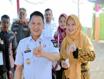 Pj. Bupati Kampar Nyoblos Di TPS 07 Desa Salo Timur