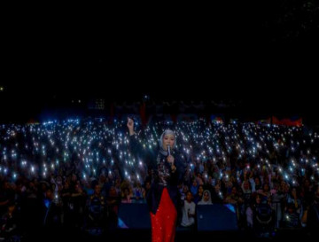 Fauzana Artis Minang Hibur Masyarakat Kampar di Puncak Memeriahkan HUT RI ke-79.