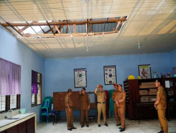 Pj  Tinjau Kondisi Bangunan dan Berikan Bantuan Untuk Warga Terdampak Angin Puting Beliung