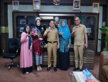 , Pj Bupati Kampar dan Ibu Terima  Nafisa Mugni Kenanga Duta Bahasa Asal