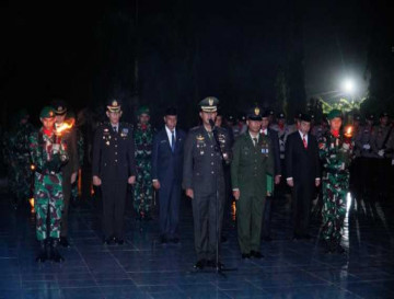 Tepat Pukul 00.00 Wib, Pj Sekda Ikuti Apel Kehormatan dan Renungan Suci di TMP Kusuma Eka Bakti