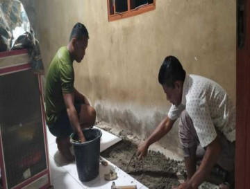 Lembur Malam untuk Mencapai Target: Tim Satgas Kebut Pengerjaan Rehab  RTLH Milik Siti Roha.