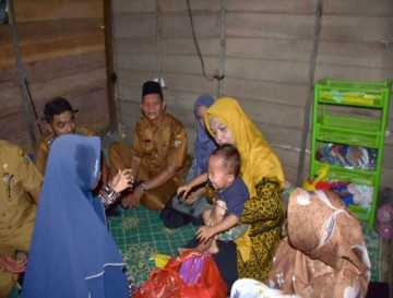 Ricana Djayanti Hambali Tinjau Dan Serahkan Bantuan Kepada Balita Penderita Stunting