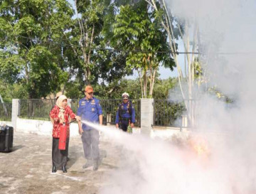 DWP Kampar Praktekkan Langsung penanganan dini kebakaran dan Penyelamatan
