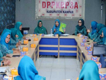 Ricana Hambali Lakukan Rapat Kerja Khusus Bersama Ketua TP PKK Kecamatan Se Kabupaten Kampar.