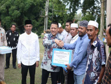 Serahkan 13 Ekor Hewan Qurban CSR Perumda Kampar Aneka Karya, Pj Bupati Kampar :