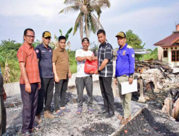 Peduli Masyarakat terhadap Bencana, Pj Sekda Kampar Salurkan Bantuan di Kecamatan Tambang