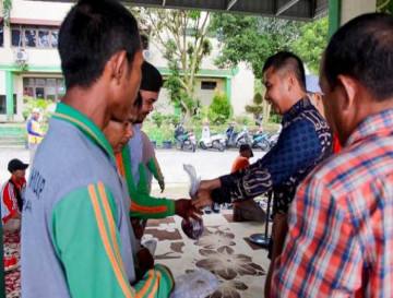 Pj Sekda Kampar Bagikan Daging Kurban Kepada Petugas Kebersihan dan Taman DLH Kabupaten Kampar.