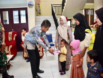 Komitmen Untuk Tekan Angka Stunting, Pj Sekda Kampar Serahkan Bantuan Anak Stunting