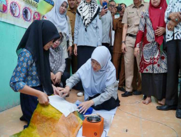 Ketua LK2S Kampar Ricana Hambali Membuka Latihan Membatik di SLBN Bangkinang