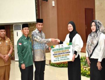 Pj Sekda Kampar Serahkan Distribusi Zakat Baznas Program Kampar Cerdas Bantuan Kuliah