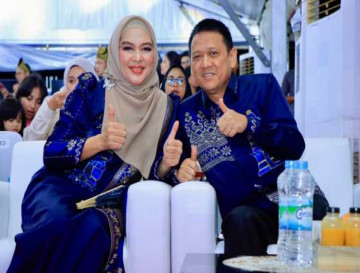 Bersama Ketua TP PKK Kabupaten Kampar Hadiri Puncak Hari Jadi Provinsi Riau ke 67 tahun 2024