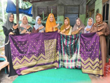 Ketua Umum Dekranasda Kab. Kampar Lakukan Pembinaan Kepada Pengrajin Tenun Songket Kampar