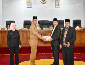 Pemkab Kampar Serahkan KUA PPAS APBD P 2024 ke DPRD Kampar.