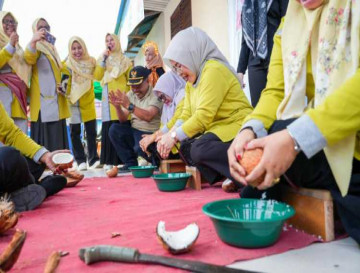 Berlangsung Meriah, Penjabat Sekda Kampar Hadiri Perayaan Hari Ibu di Desa Lipatkain Utara