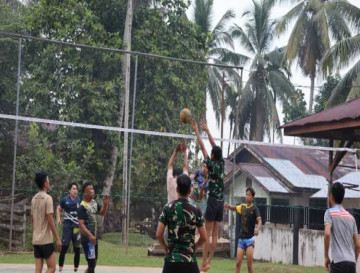 *Jalin Kebersamaan Bersama Pemuda Dan Masyarakat, Satgas TMMD Gelar Latihan Bola Voli Bersama*